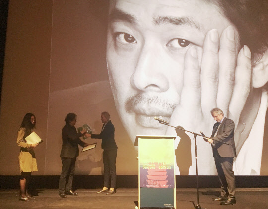 박찬욱 감독이 7일(현지시간) 노르웨이 오슬로에서 열린 이 나라의 대표 국제영화제 '필름 프롬 더 사우스 페스티벌' 개막식에서  '실버 미러 명예상'을 수상하고 있다.    오슬로=연합뉴스